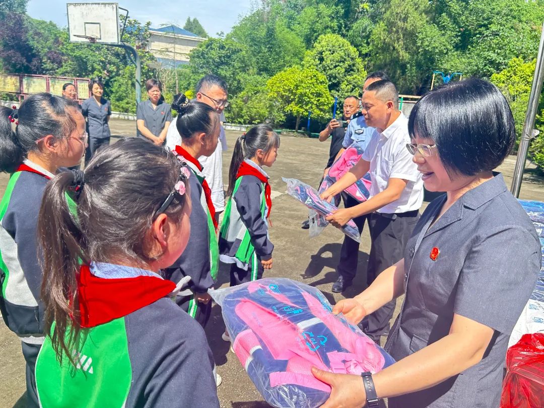 眉山中院和双福小学的最后一个儿童节