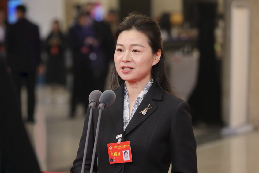 “大家好,我是省政协委员刘宁,我是一名法律工作者。”因此,她的问题是作为法学专家,对我省法治化营商环境感受最深的变化是什么。